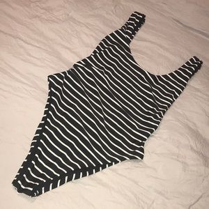 [ aerie ] b&w scoop striped one piece